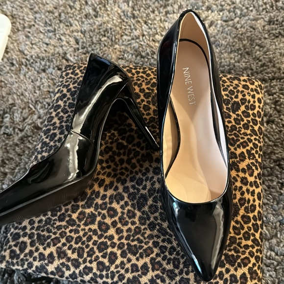 Brand new Nine West Black Patent leather high heeled pumps size 9 (toe cleavage) - Picture 4 of 5